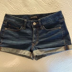 💙🩳💙EXPRESS SHORTIE LOW RISE DARK JEAN SHORTS. SIZE 4. EXCELLENT PRE-OWNED.
